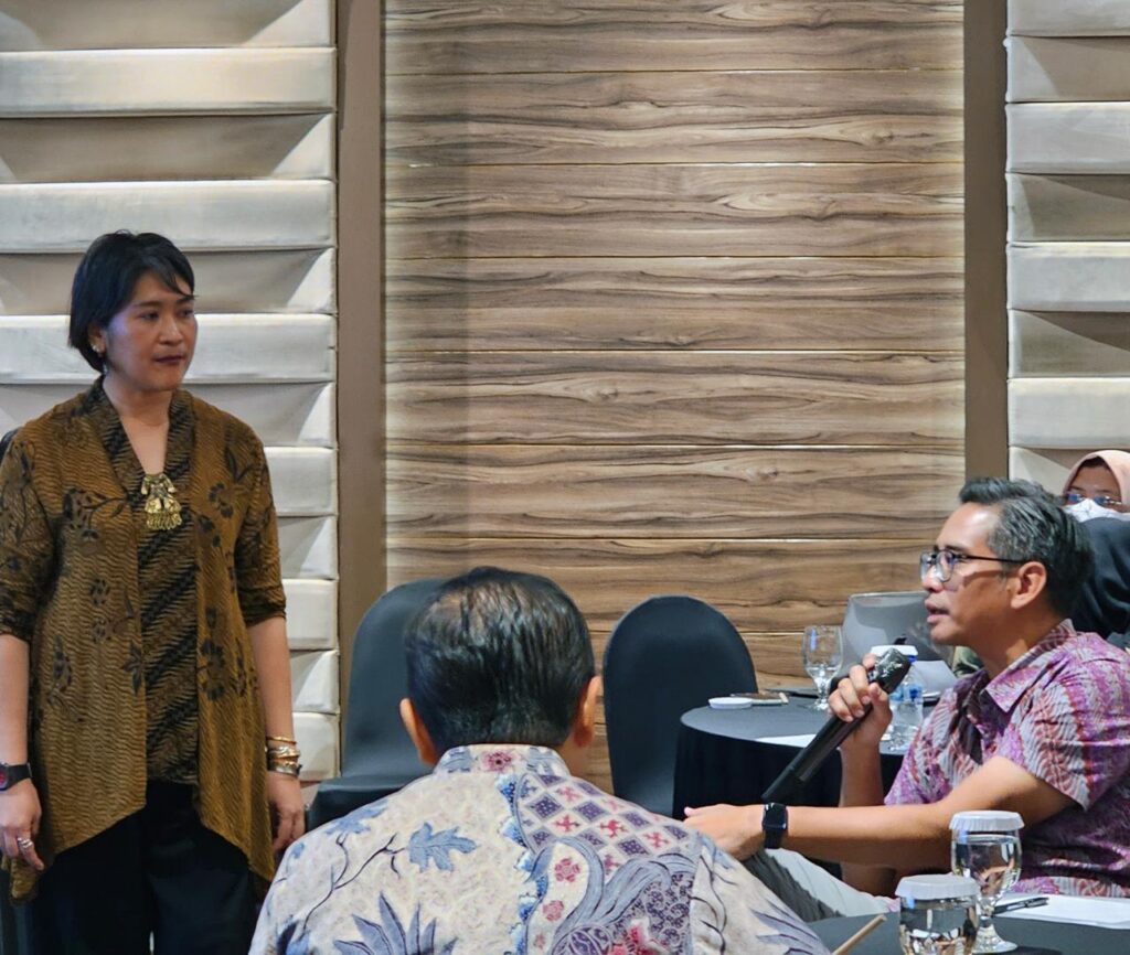 Deputi Kerja Sama Internasional BNPT Andhika Chrisnayudhanto dalam sesi PVE bersama Manajer Strategi PVE AIPJ3 Afnia Sari